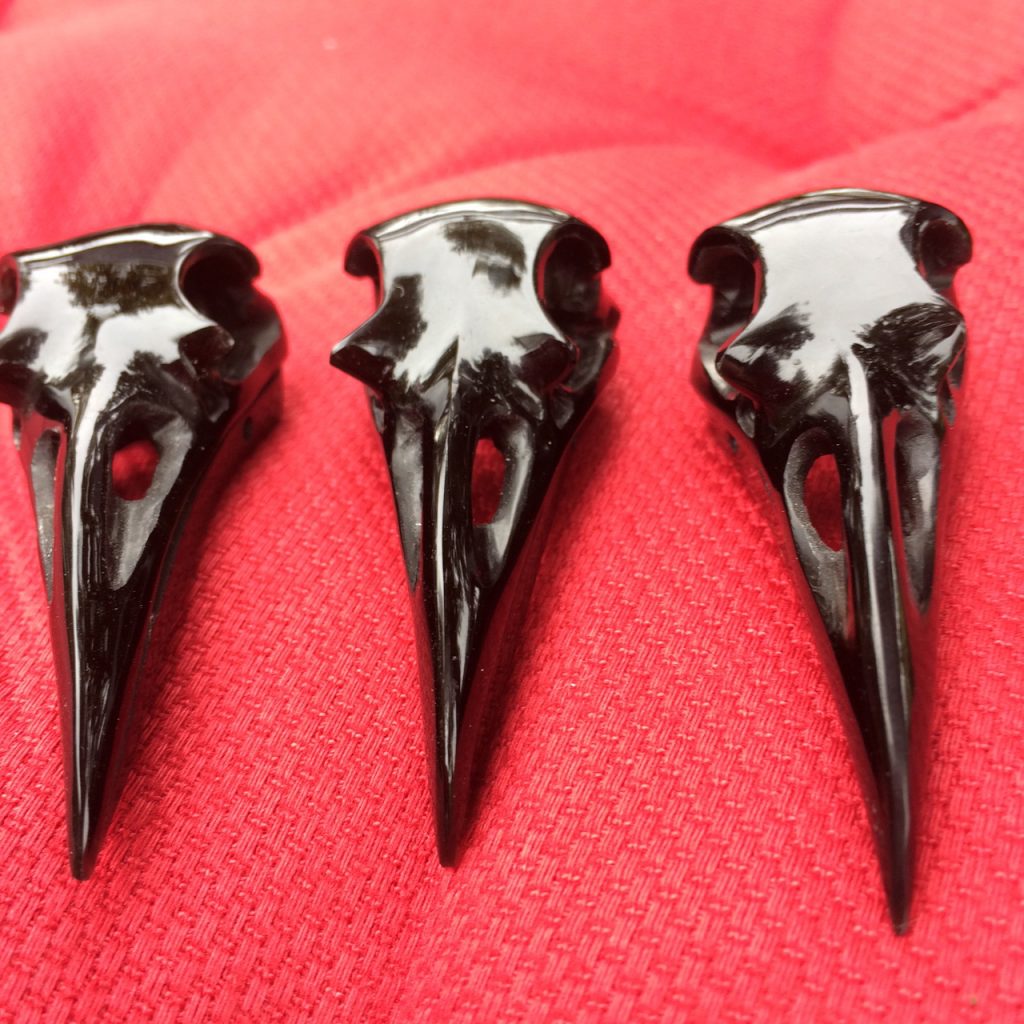 3 raven skulls